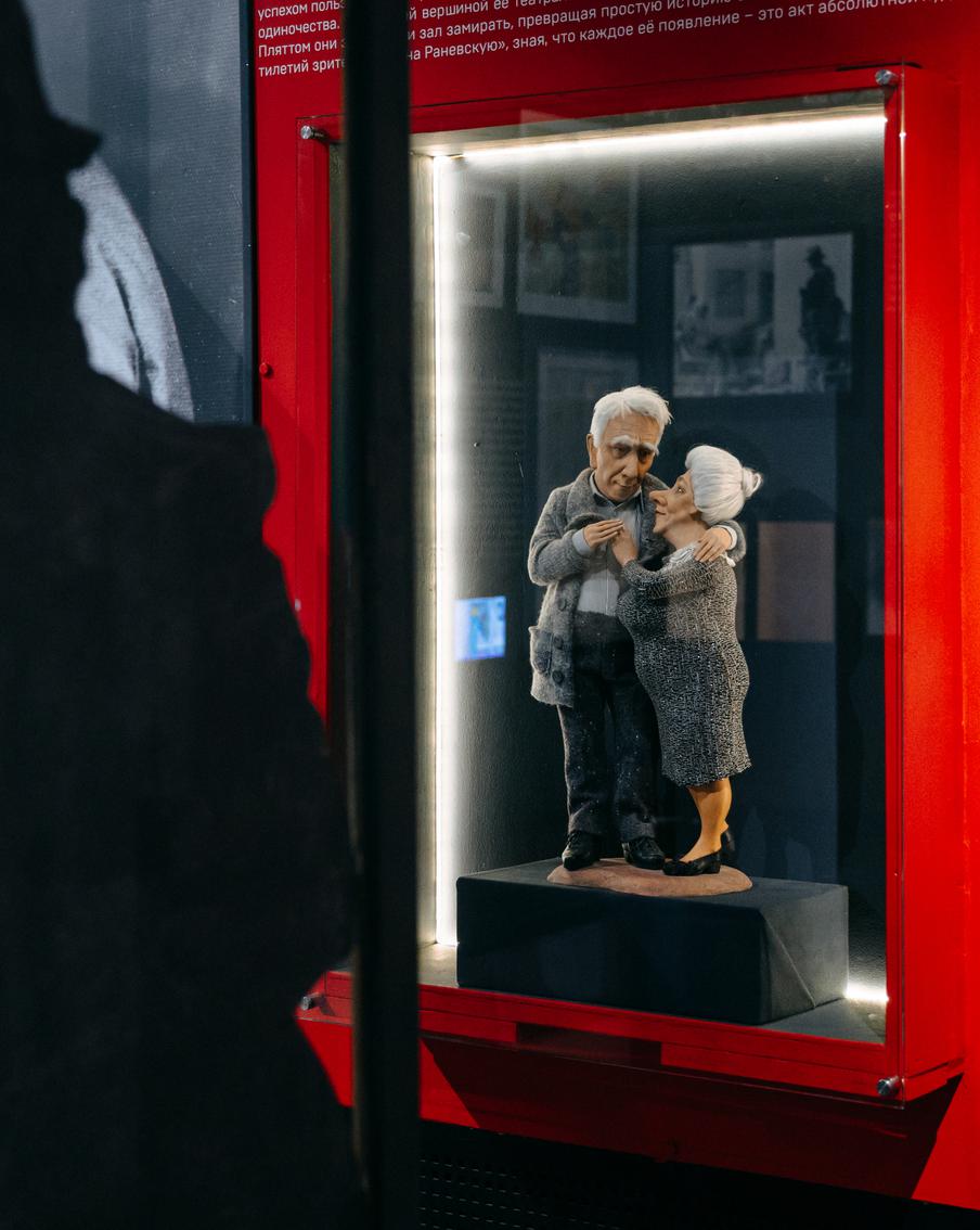 Куклы изображают героев Фаины Раневской и Ростислава Плятта из одного из самых любимых спектаклей актрисы.