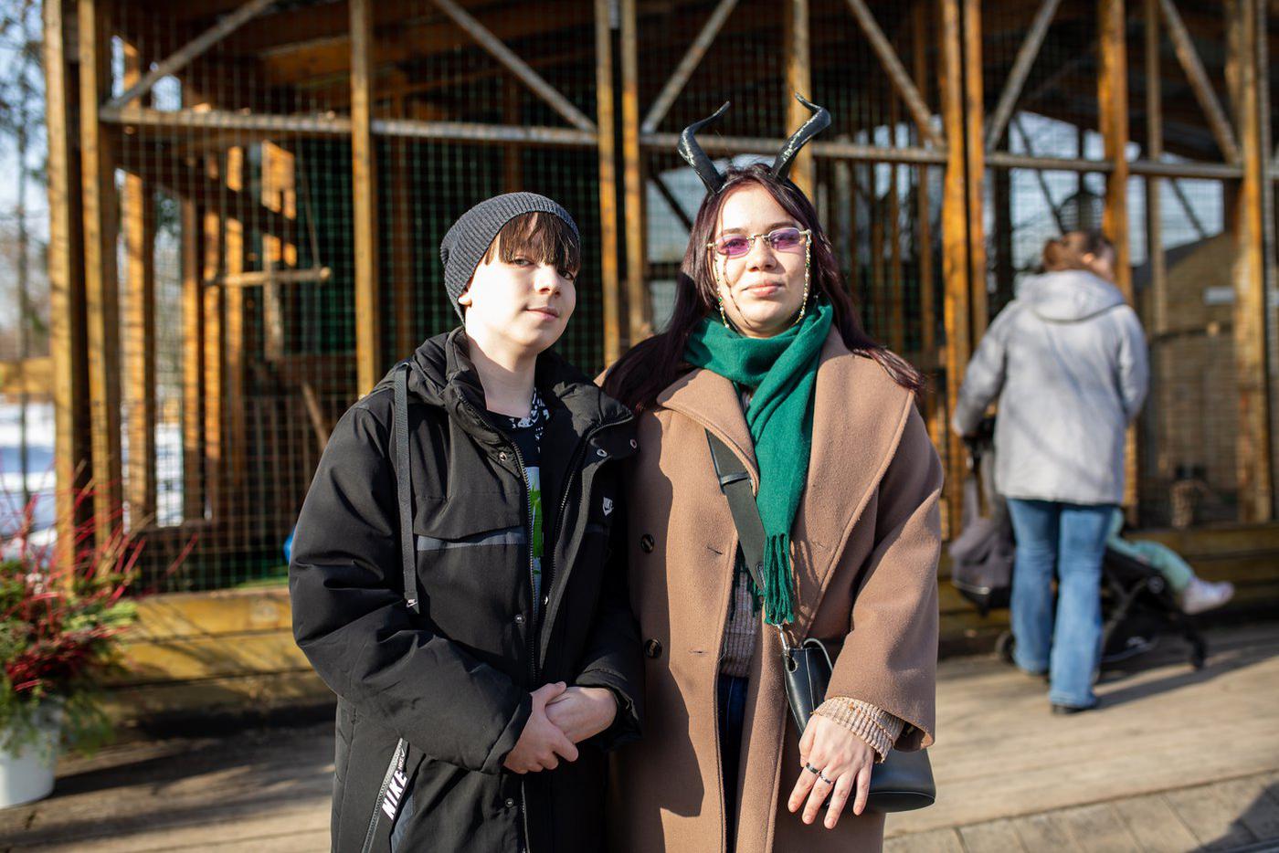 Яна с братом Иваном тоже направились к Ивану.