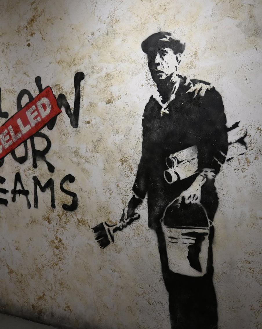 Reuters: Бэнкси при рождении звали Робин Ганнингэм. Британский стрит-художник, известный под псевдонимом Бэнкси, который предпочитает оставаться в тени, при рождении был назван Робином Ганнингэмом. Однако с течением времени он изменил своё имя. Об этом стало известно благодаря агентству Reuters, которое ссылается на бывшего агента и фотографа Бэнкси Стива Лазаридеса