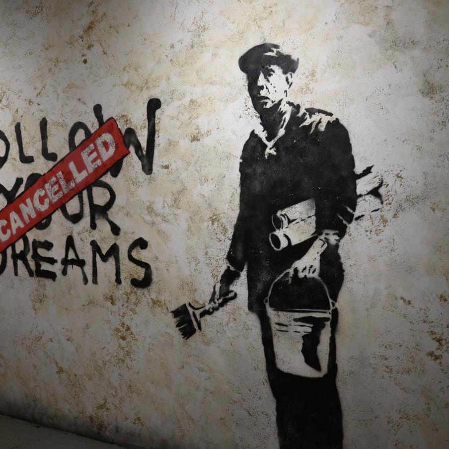 Reuters: Бэнкси при рождении звали Робин Ганнингэм. Британский стрит-художник, известный под псевдонимом Бэнкси, который предпочитает оставаться в тени, при рождении был назван Робином Ганнингэмом. Однако с течением времени он изменил своё имя. Об этом стало известно благодаря агентству Reuters, которое ссылается на бывшего агента и фотографа Бэнкси Стива Лазаридеса