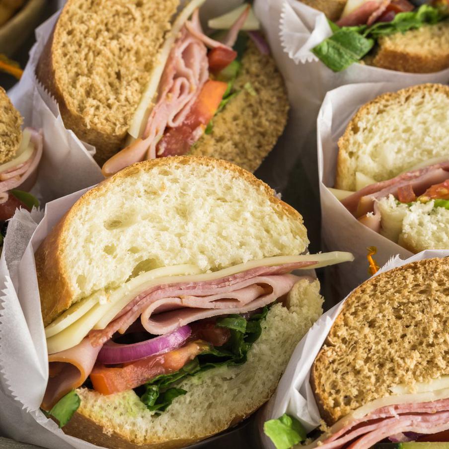 Московские рестораторы в день рождения бутерброда поделились лучшими рецептами. 14 марта, в день рождения бутерброда, мы можем поразмышлять о значении этого простого, но столь любимого блюда в нашей жизни. Московские рестораторы и повара отмечают, что бутерброд стал неотъемлемой частью культуры россиян