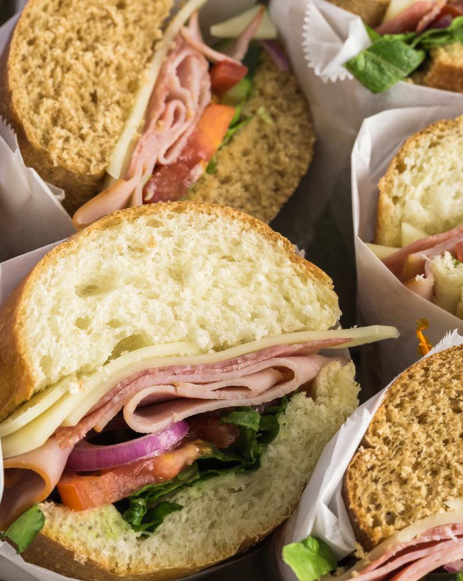 Московские рестораторы в день рождения бутерброда поделились лучшими рецептами. 14 марта, в день рождения бутерброда, мы можем поразмышлять о значении этого простого, но столь любимого блюда в нашей жизни. Московские рестораторы и повара отмечают, что бутерброд стал неотъемлемой частью культуры россиян