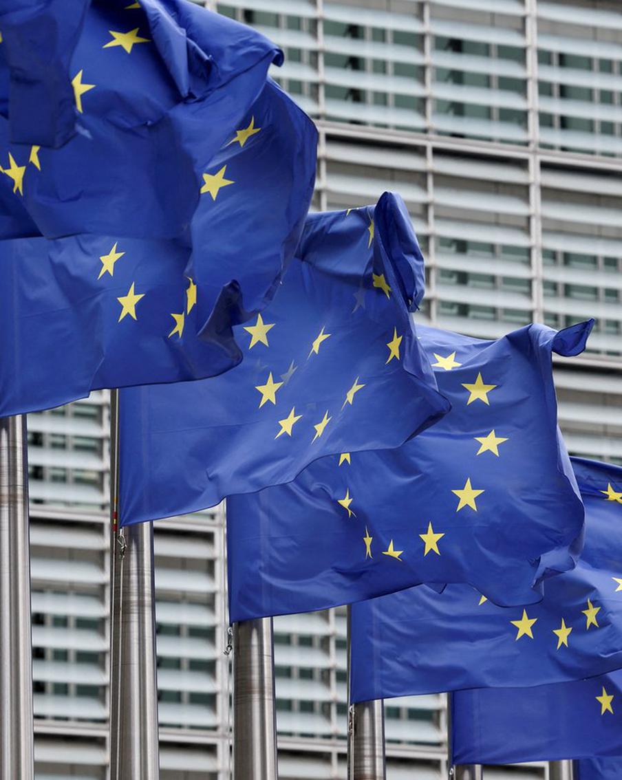 ТАСС: послы ЕС продлили на полгода список санкций против РФ. Представители стран – членов Европейского союза, собравшиеся в Брюсселе, единогласно поддержали предложение о продлении санкций против более чем 2600 физических и юридических лиц из России. Ограничения будут действовать до 15 сентября текущего года