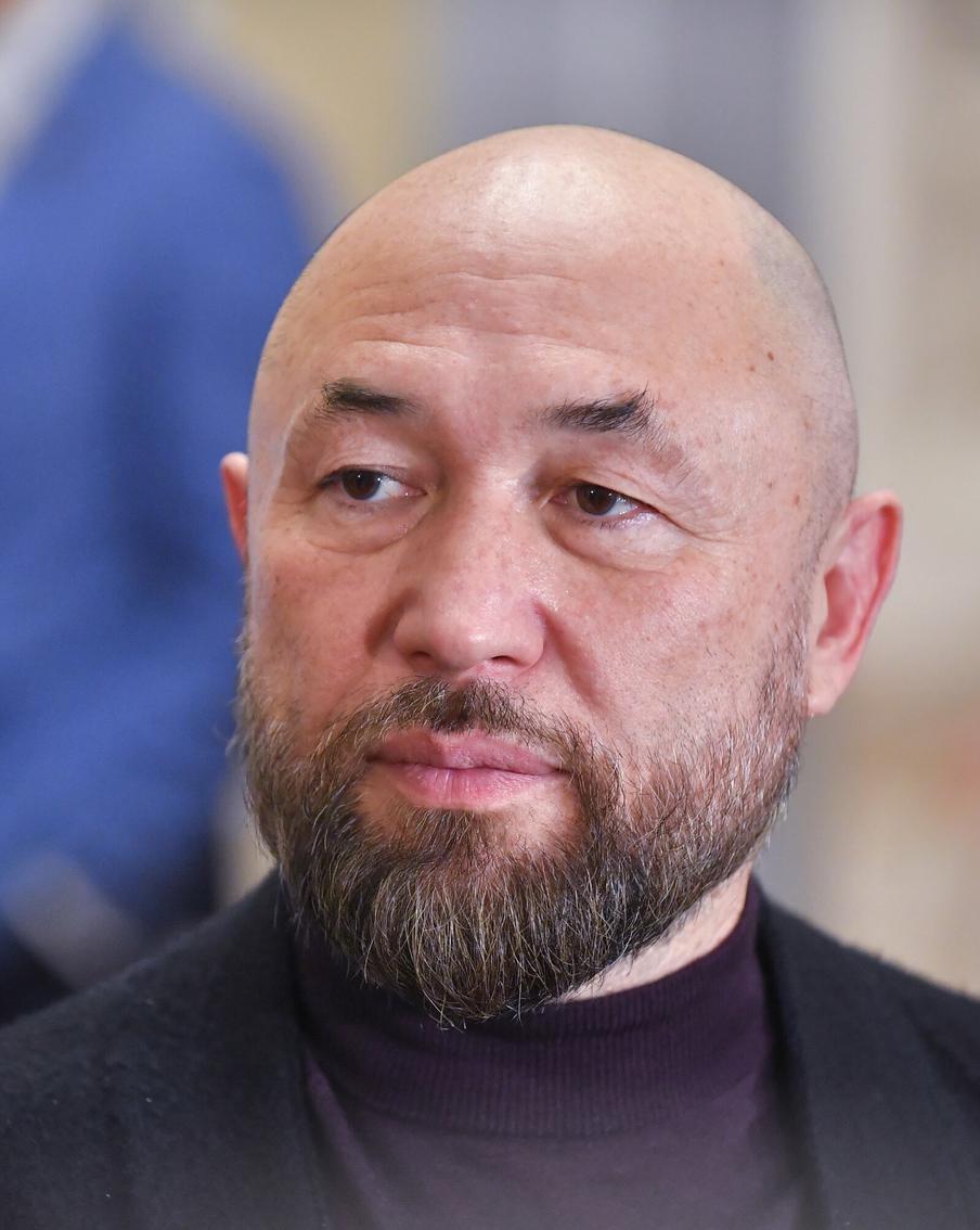 "Анти-Оскар": Бекмамбетов получил награду в США вместе с гномами из "Белоснежки" и дочкой Сталлоне