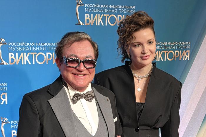 Одинокий Лепс, Дунаевский с восьмой женой, а Дибров ― с очередной молодкой: в Москве вручили премию "Виктория"