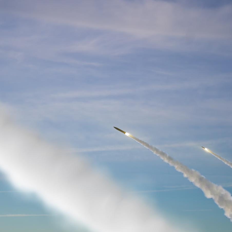 Мэр Москвы сообщил об устранении за сутки уже 95 БПЛА, летевших на столицу. Мэр Москвы Сергей Собянин сообщил об устранении за сутки уже 95 БПЛА, направлявшихся атаковать город. Столичный градоначальник добавил, что на месте падения обломков работают сотрудники экстренных служб