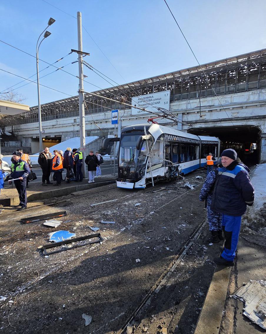 ТАСС: столкновение трамваев в Москве стало крупнейшим за последние 10 лет. Сегодня утром на северо-западе Москвы произошло столкновение трамваев, которое стало самым серьёзным происшествием в столичном трамвайном хозяйстве за последние десять лет, не связанным с действиями других участников дорожного движения. Об этом сообщает агентство ТАСС