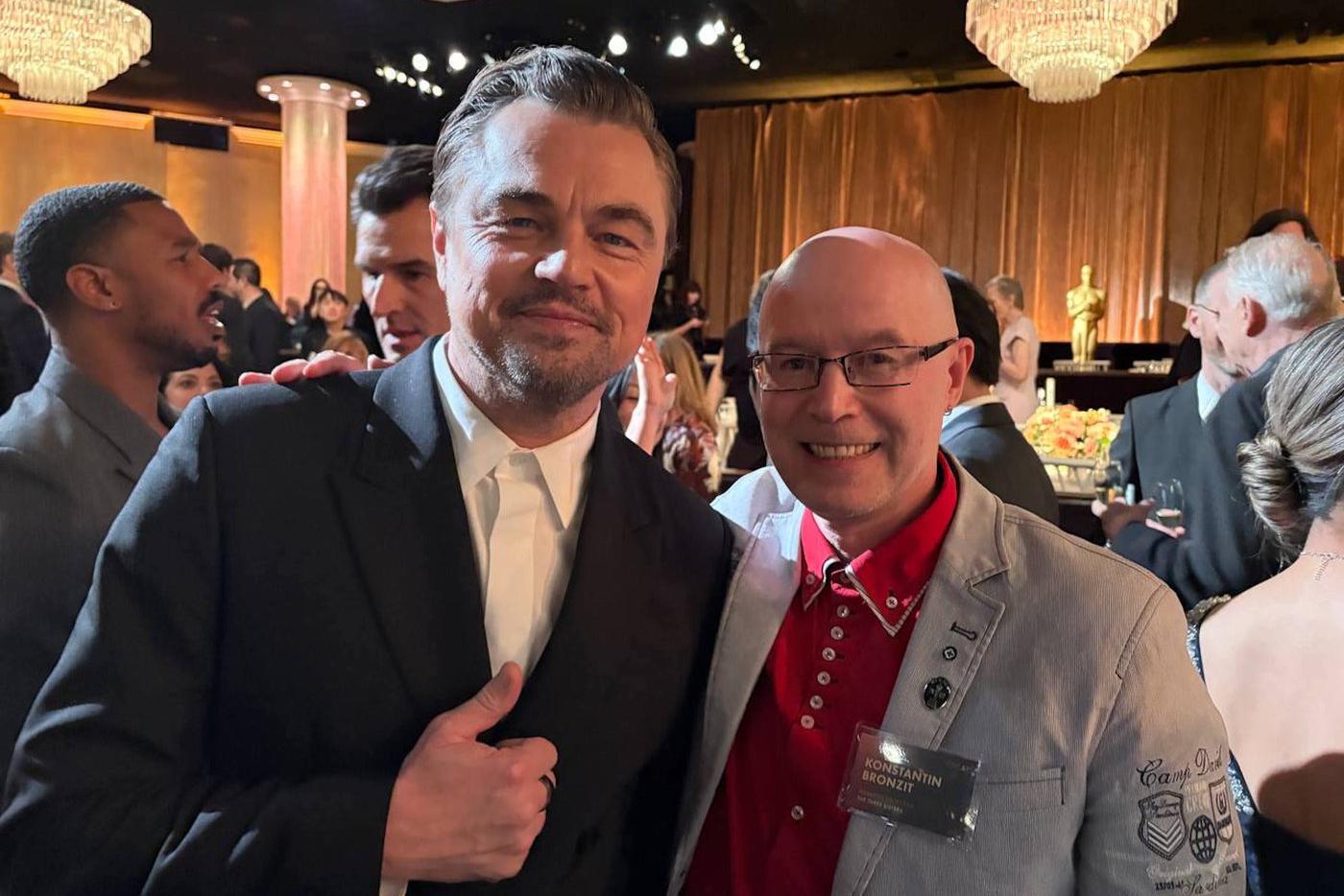 Константин Бронзит и Леонардо ДиКаприо на ланче номинантов "Оскара-2026". С ним же российский аниматор фотографировался 10 лет назад, когда боролся за статуэтку с картиной "Мы не можем жить без космоса".