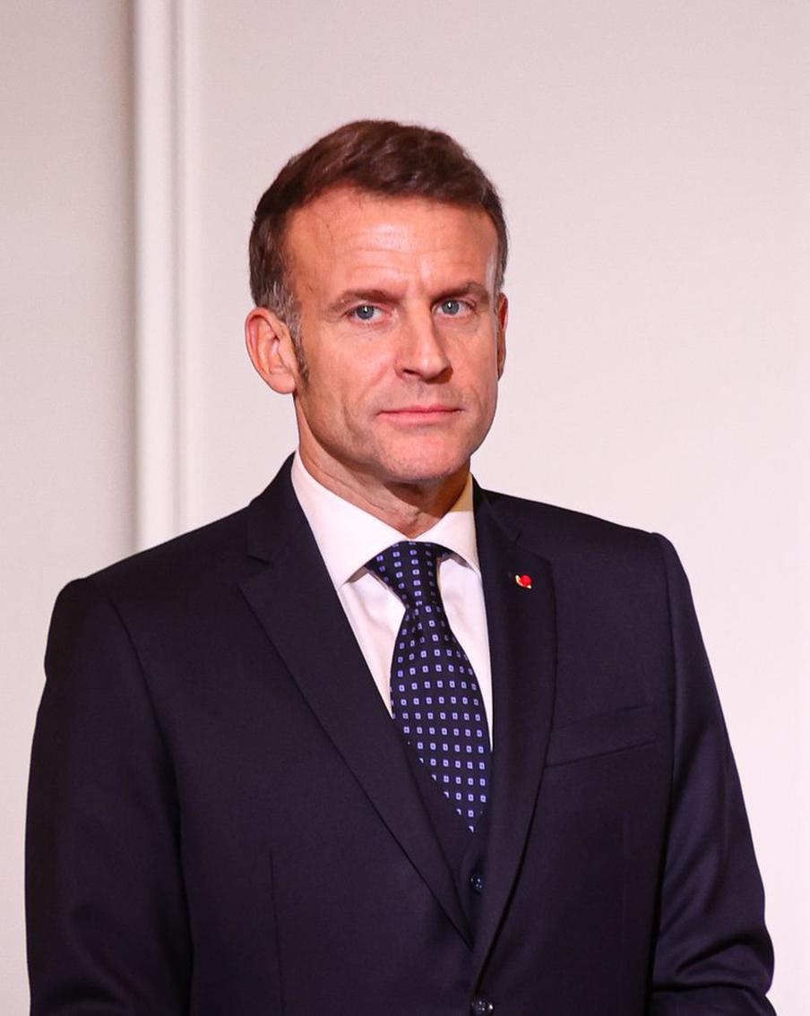 Макрон созвонился с президентом Ирана и призвал прекратить атаки. В телефонном разговоре с президентом Ирана Масудом Пезешкианом президент Франции Эмманюэль Макрон выразил настоятельную просьбу к Тегерану незамедлительно прекратить все военные действия против стран Ближнего Востока, как прямые, так и осуществляемые через посредников