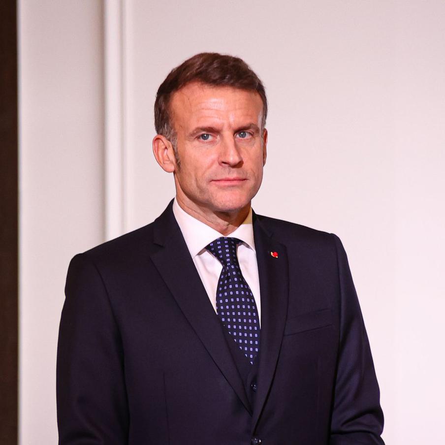 Макрон созвонился с президентом Ирана и призвал прекратить атаки. В телефонном разговоре с президентом Ирана Масудом Пезешкианом президент Франции Эмманюэль Макрон выразил настоятельную просьбу к Тегерану незамедлительно прекратить все военные действия против стран Ближнего Востока, как прямые, так и осуществляемые через посредников