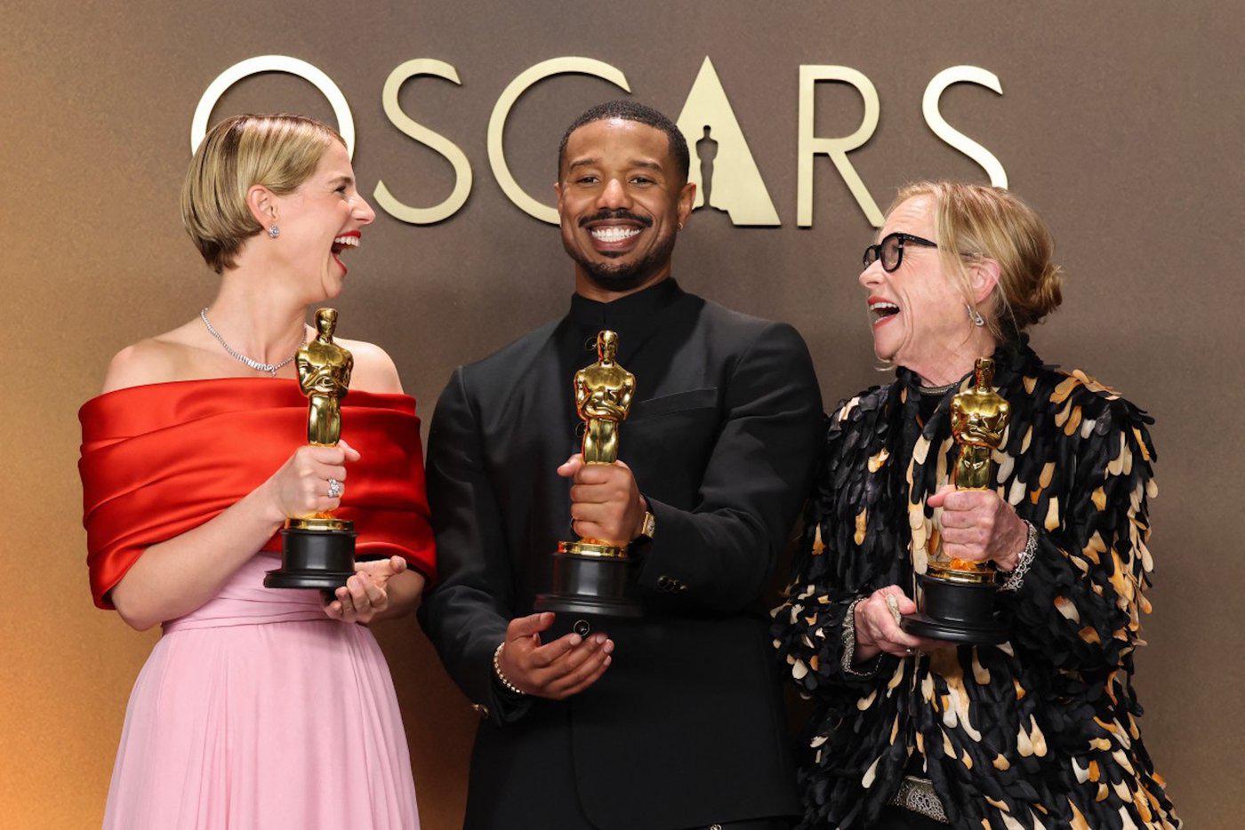 Джесси Бакли, Майкл Б. Джордан и Эми Мэдиган с наградами за лучшие актёрские работы.