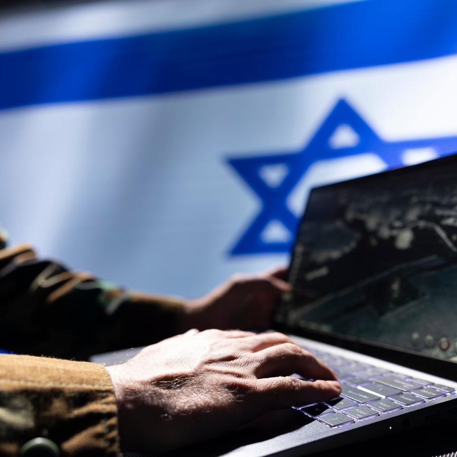 ЦАХАЛ сообщила об уничтожении самолёта Али Хаменеи. Израильская армия (ЦАХАЛ) сообщила о том, что ей удалось уничтожить самолёт, который, по её данным, использовался бывшим лидером Ирана Али Хаменеи. Этот удар был нанесён в Тегеране, в аэропорту "Мехрабад"