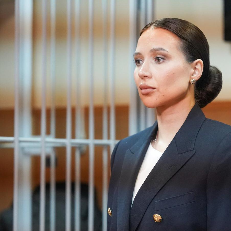 Лерчек, у которой диагностировали рак желудка, начала лучевую терапию. В Москве блогер Валерия Чекалина, находящаяся под домашним арестом, приступила к лучевой терапии после первого курса химиотерапии. Об этом сообщил отец её ребёнка Луис Сквиччиарини в социальной сети