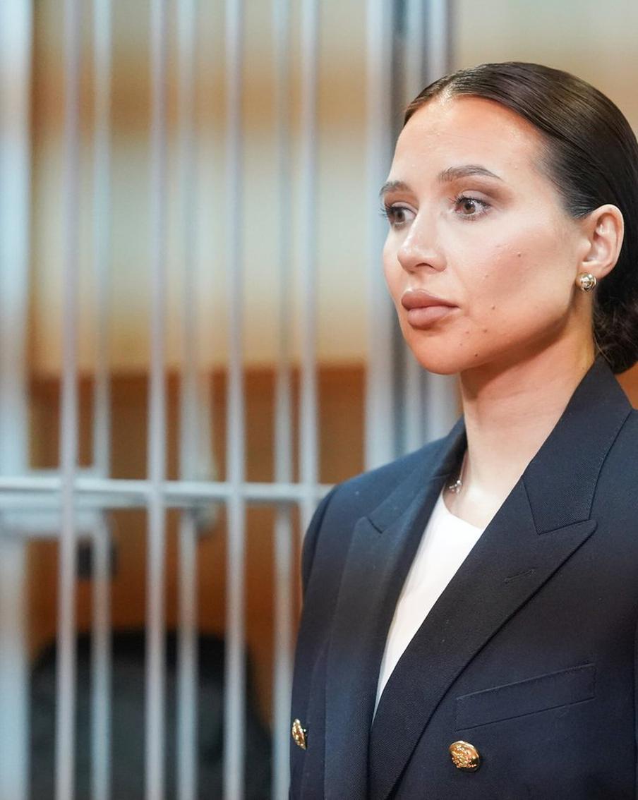 Лерчек, у которой диагностировали рак желудка, начала лучевую терапию. В Москве блогер Валерия Чекалина, находящаяся под домашним арестом, приступила к лучевой терапии после первого курса химиотерапии. Об этом сообщил отец её ребёнка Луис Сквиччиарини в социальной сети