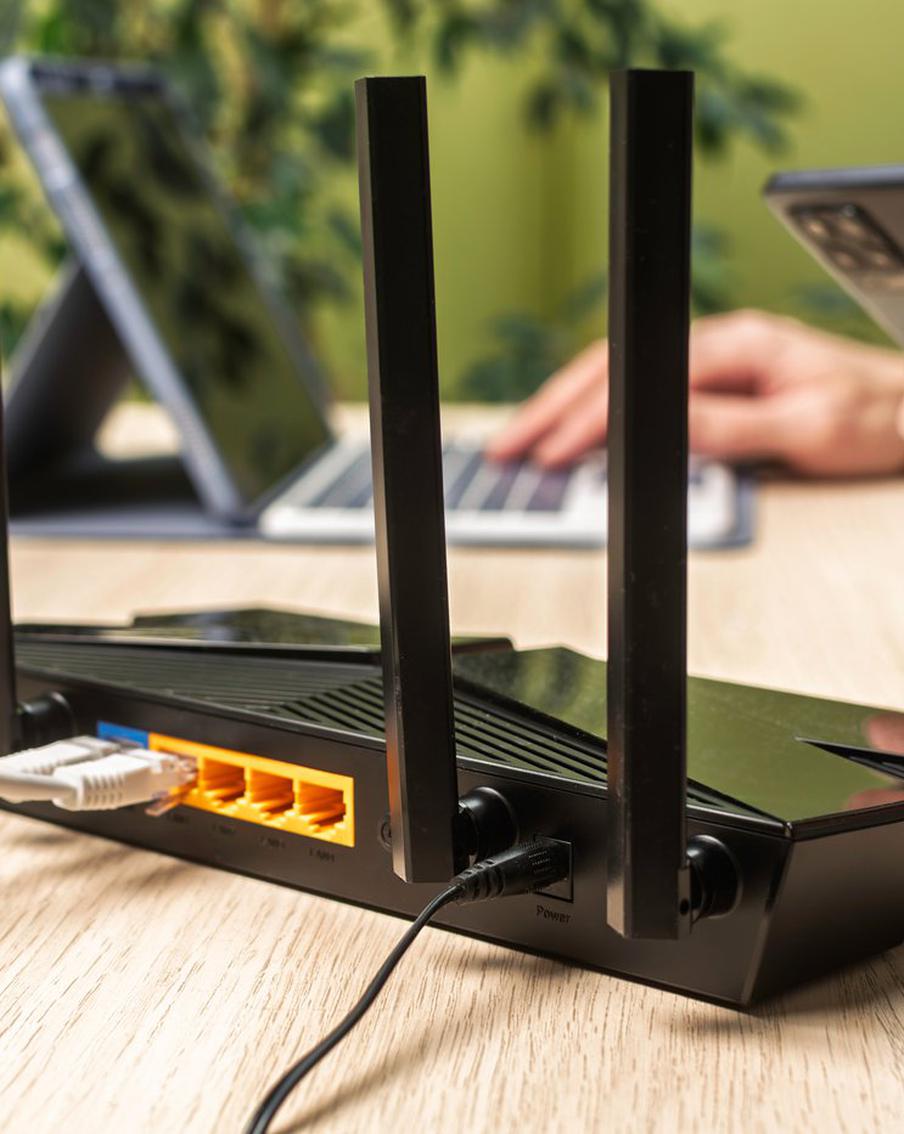 В Петербурге, Самаре и Екатеринбурге начали замедлять домашний интернет. По информации, полученной от "ЭР-Телекома" – компании, которой принадлежит "Дом.ру", были введены ограничения на скорость интернета для абонентов, проживающих в Санкт-Петербурге, Самаре и Екатеринбурге, которые превышают установленный лимит потребления трафика