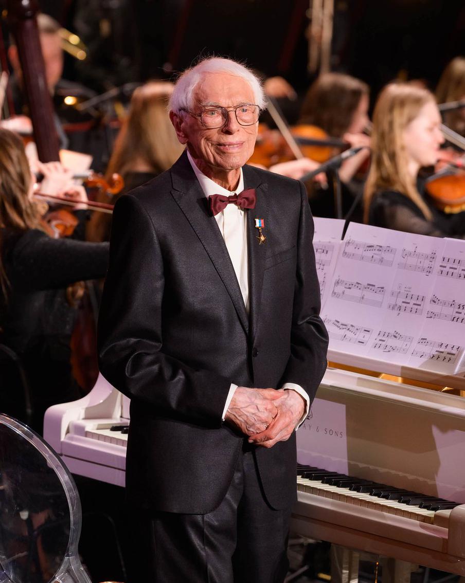 В Москве именем композитора Александра Зацепина хотят назвать улицу. К 100-летию музыканта такую инициативу выдвинул лейбл, который занимается выпуском его записей. Соответствующие документы поданы в Департамент культурного наследия города Москвы (Мосгорнаследие)