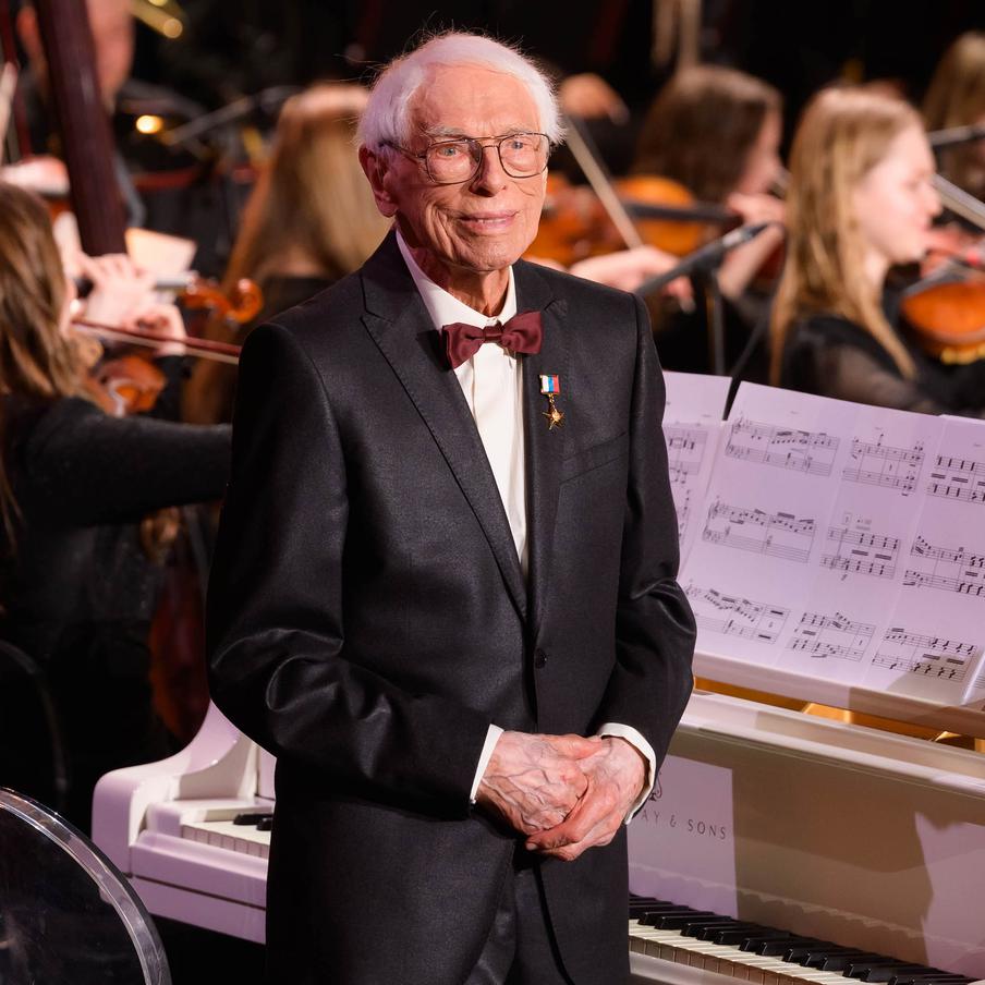 В Москве именем композитора Александра Зацепина хотят назвать улицу. К 100-летию музыканта такую инициативу выдвинул лейбл, который занимается выпуском его записей. Соответствующие документы поданы в Департамент культурного наследия города Москвы (Мосгорнаследие)