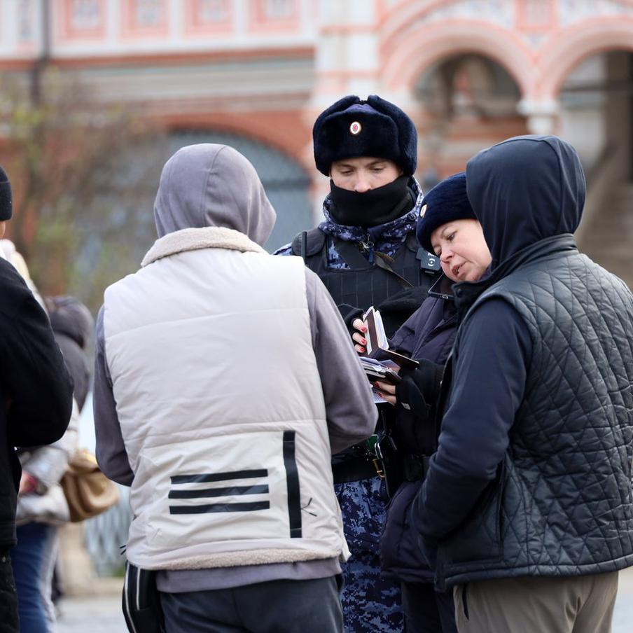 В России вновь хотят ужесточить миграционную политику. Правительство Российской Федерации рассматривает законопроект, который призван усилить ответственность иностранных граждан за правонарушения, связанные с экстремизмом, а также с угрозой общественной и информационной безопасности