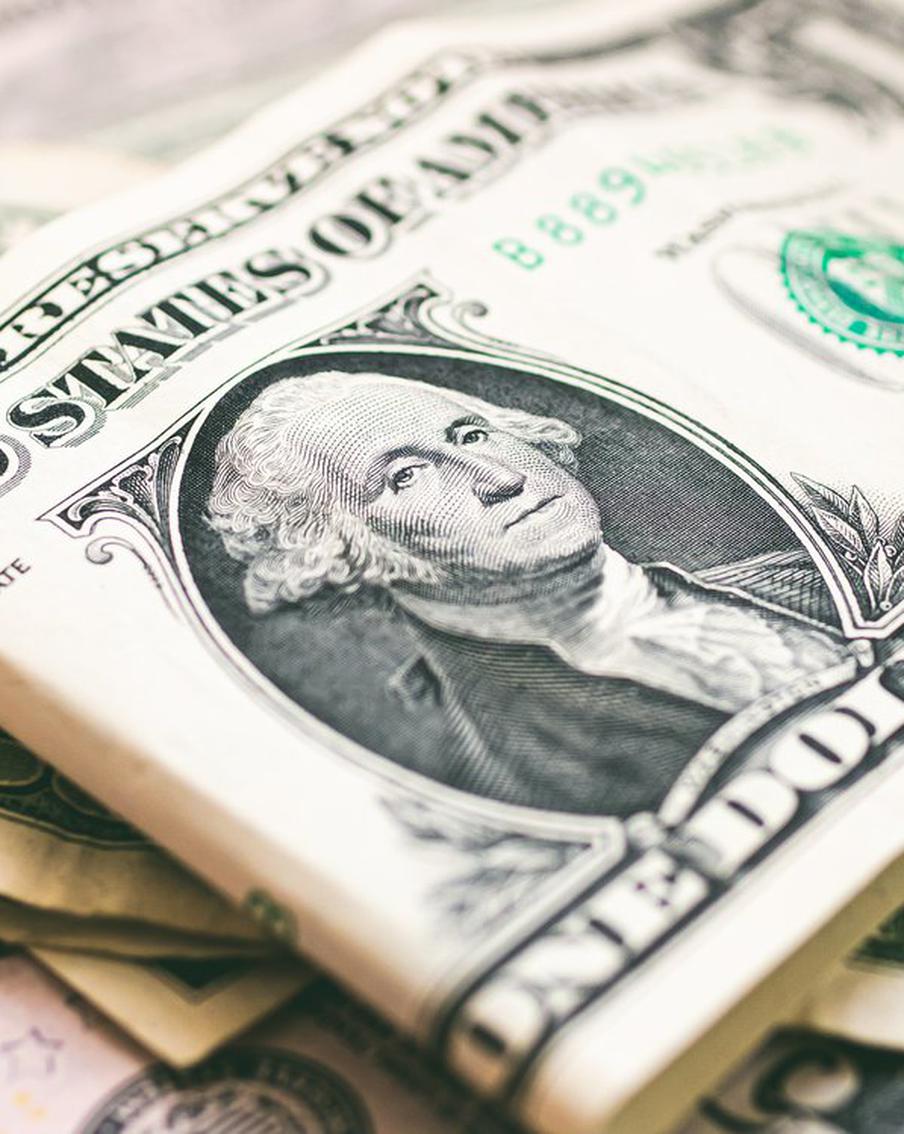 Расчётный курс доллара впервые с 22 октября 2025 года превысил 82 рубля. На межбанковском рынке наблюдается увеличение расчётного курса доллара США, который служит ориентиром для внебиржевого рынка. По состоянию на 11:50 по московскому времени курс доллара вырос на 44 копейки по сравнению с предыдущим закрытием и достиг отметки 81,92 рубля. Ранее в ходе торгов курс поднимался до уровня 82,03 рубля