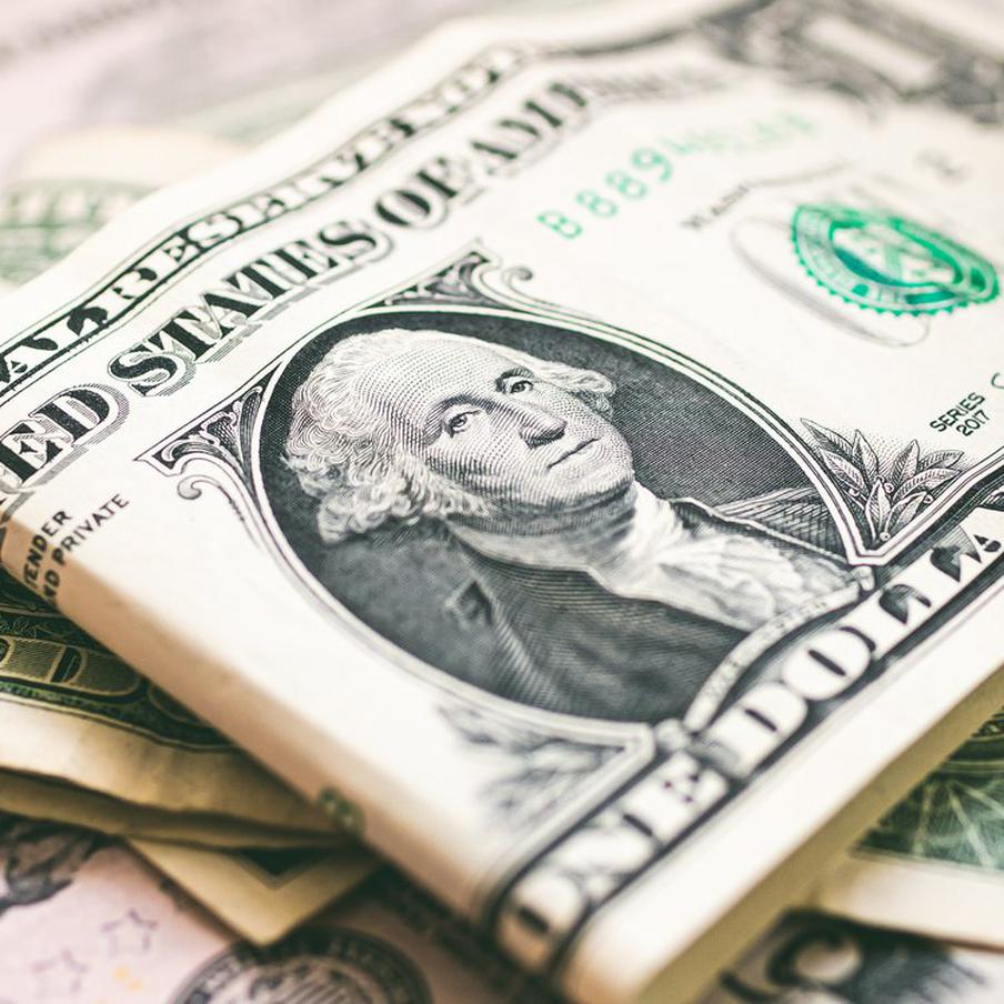 Расчётный курс доллара впервые с 22 октября 2025 года превысил 82 рубля. На межбанковском рынке наблюдается увеличение расчётного курса доллара США, который служит ориентиром для внебиржевого рынка. По состоянию на 11:50 по московскому времени курс доллара вырос на 44 копейки по сравнению с предыдущим закрытием и достиг отметки 81,92 рубля. Ранее в ходе торгов курс поднимался до уровня 82,03 рубля