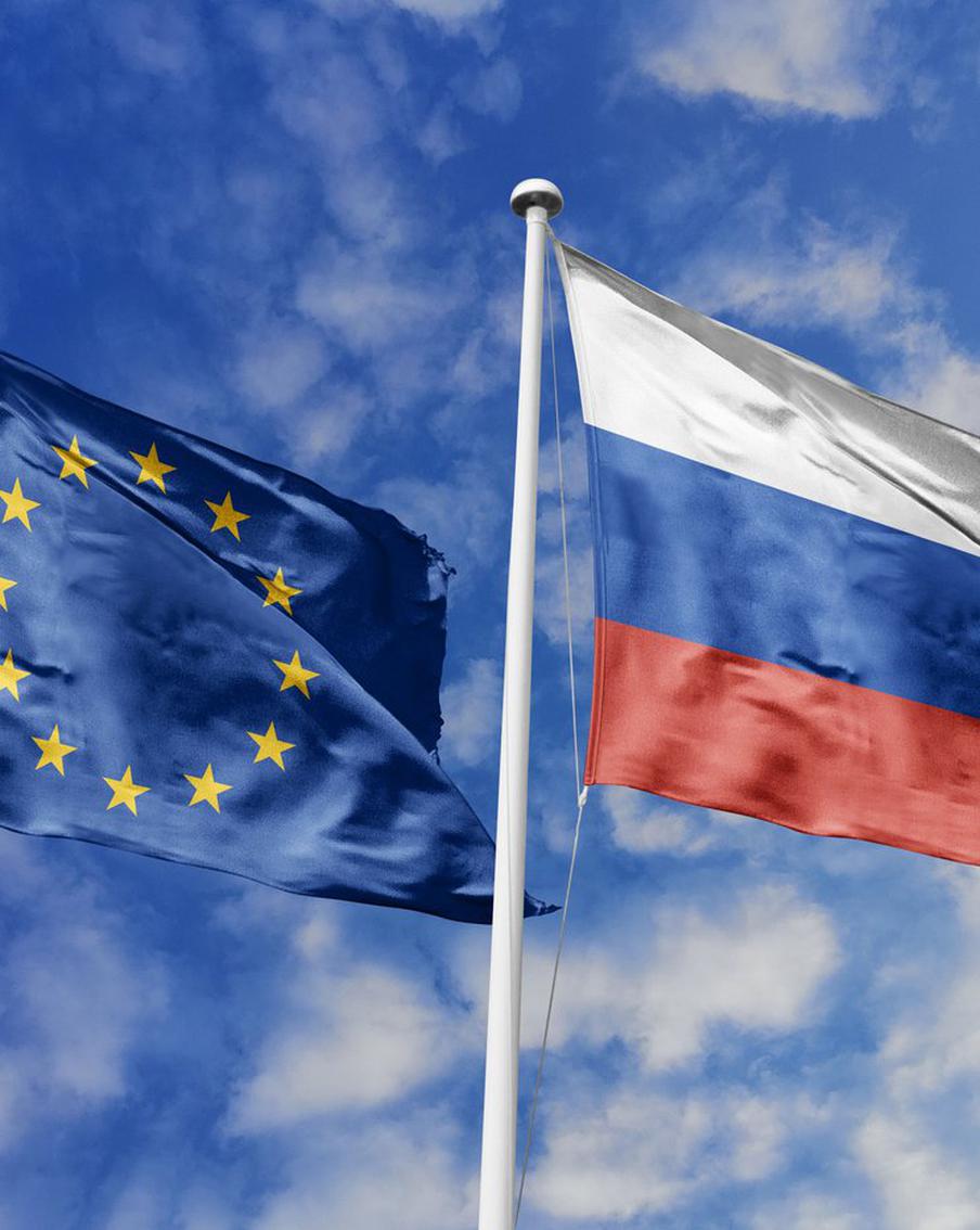 Глава Евросовета призвал готовиться к переговорам с РФ по вопросам безопасности. Председатель Европейского совета Антониу Кошта акцентировал внимание на важности подготовки Европейского союза к диалогу с Россией по вопросам безопасности. В интервью агентству ЭФЭ он отметил, что в будущем ЕС должен быть готов обсуждать проблемы безопасности с Россией и развивать конструктивный диалог