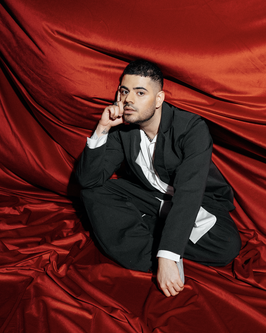 "Когда мы читаем фэнтези, то возвращаем в свою жизнь магию": Роман Каграманов – о дебютной книге и блогерстве в наши дни