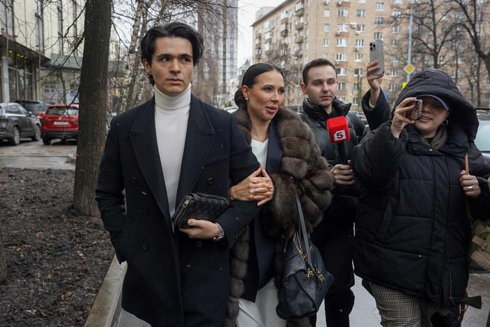 Аргентинский хореограф Луис Сквиччиарини (слева) и Лера перед заседанием Гагаринского суда