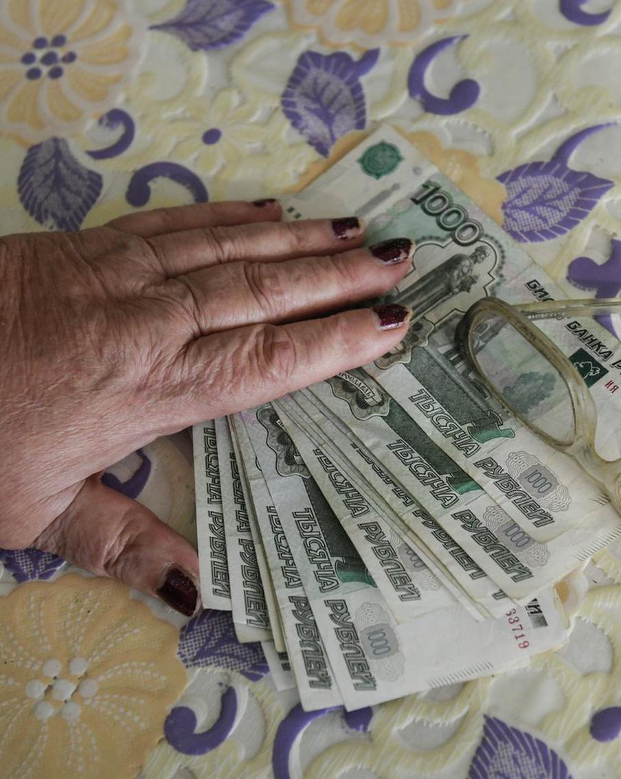 Каждому второму россиянину предлагают оплатить покупки наличными – ВЦИОМ. С начала 2026 года 51% россиян сталкивались с предложением платить наличными, выяснил Аналитический центр ВЦИОМ. Чаще всего такое встречается в магазинах у дома, на рынках и ярмарках, при этом выгоды для покупателей почти не предлагают