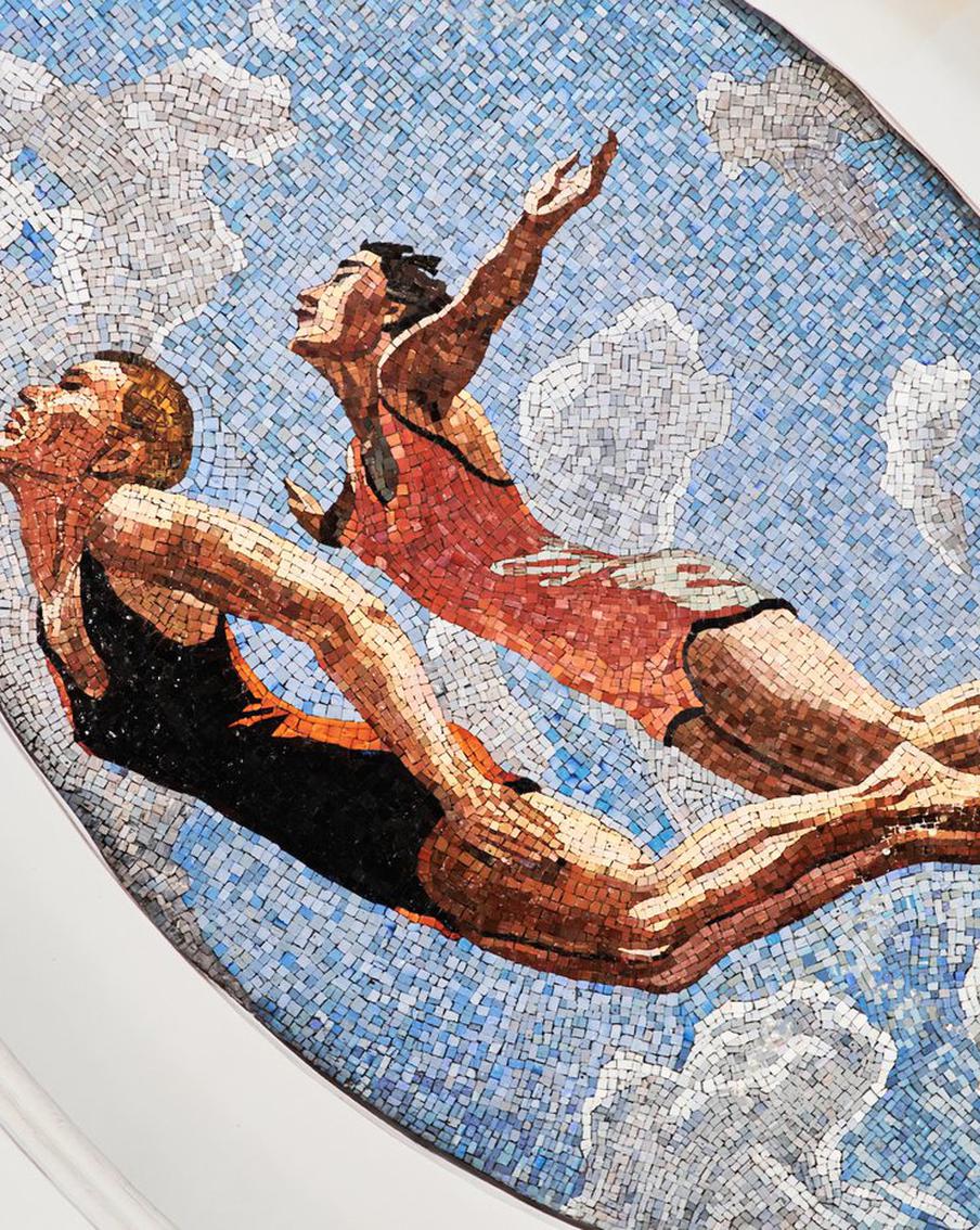 Музей транспорта Москвы запускает новый экскурсионный маршрут "Метро спортивное". Он посвящён теме физической культуры и спорта в архитектуре и художественном оформлении столичного метро. Посетители узнают, кто изображён на барельефах на станции "Динамо", где в метрополитене искать парашютистов и почему шахматная доска оказалась под ногами пассажиров "Театральной"