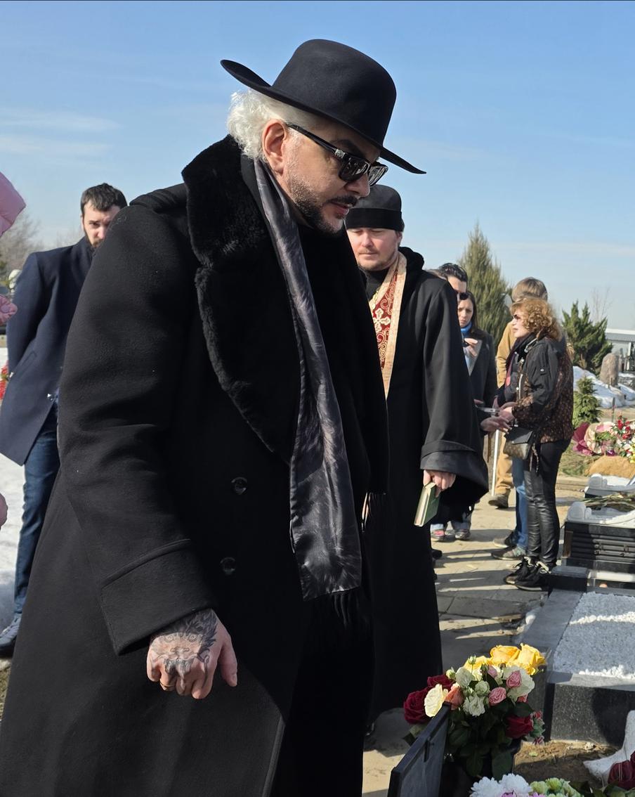"Эта боль всегда со мной": Филипп Киркоров расплакался на могиле отца в первую годовщину его ухода