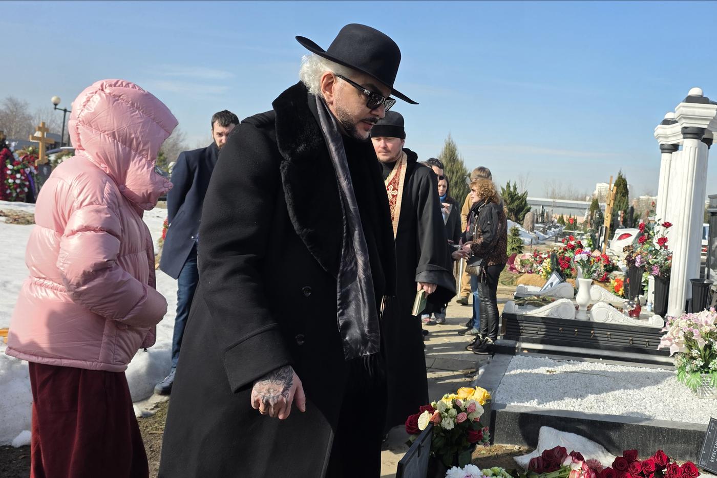 "Эта боль всегда со мной": Киркоров расплакался на могиле отца в первую годовщину его ухода