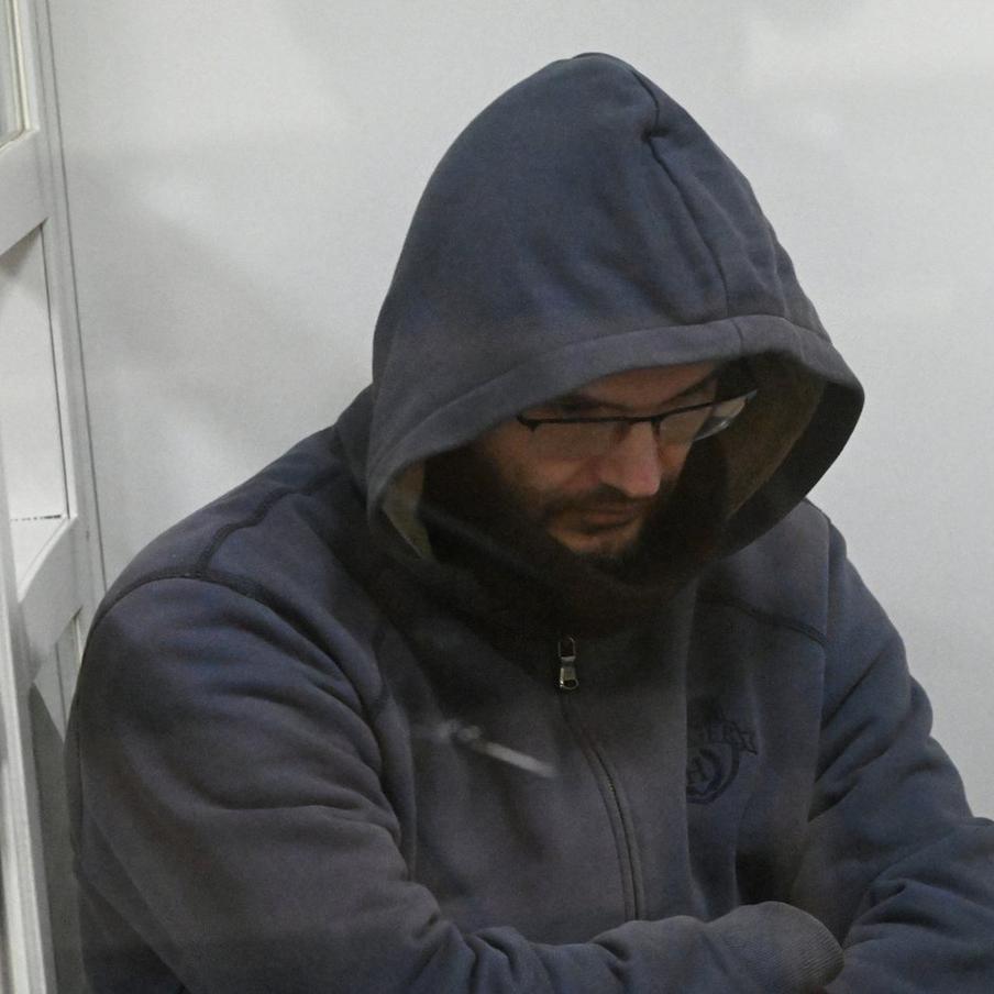 Пасынок Стаса Намина признал вину в двойном убийстве в Подмосковье. Роман Ткаченко на допросе в суде заявил о полном признании вины по делу об убийстве сводного брата и бабушки. Ранее свидетели сообщали о его попытках суицида и лечении в психиатрической клинике