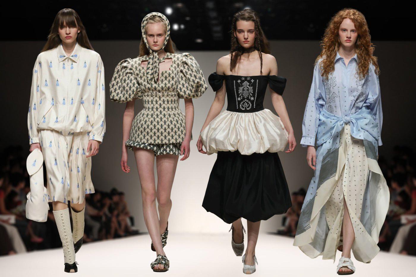 Модели на показе Alena Akhmadullina.