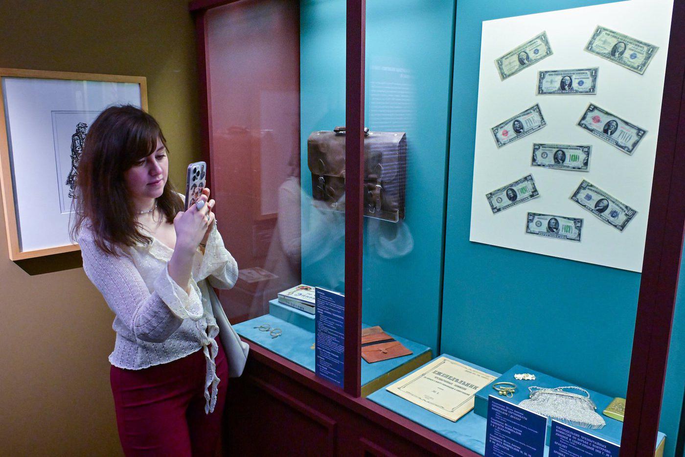 Посетители выставки "Люди как люди. Любят деньги" изучат "литературную" валюту.