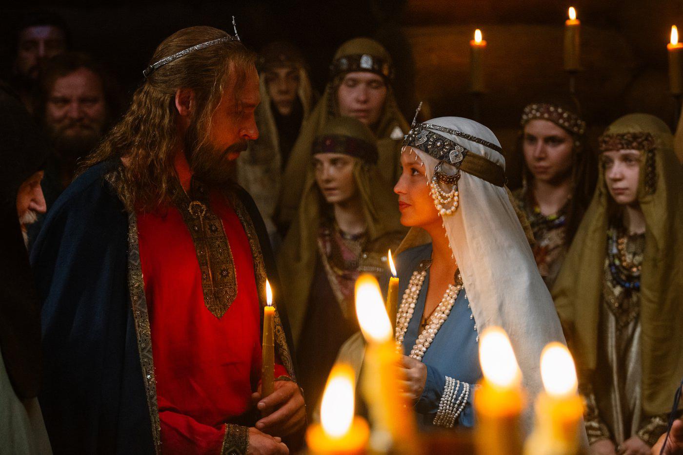 В кадре горят настоящие свечи.