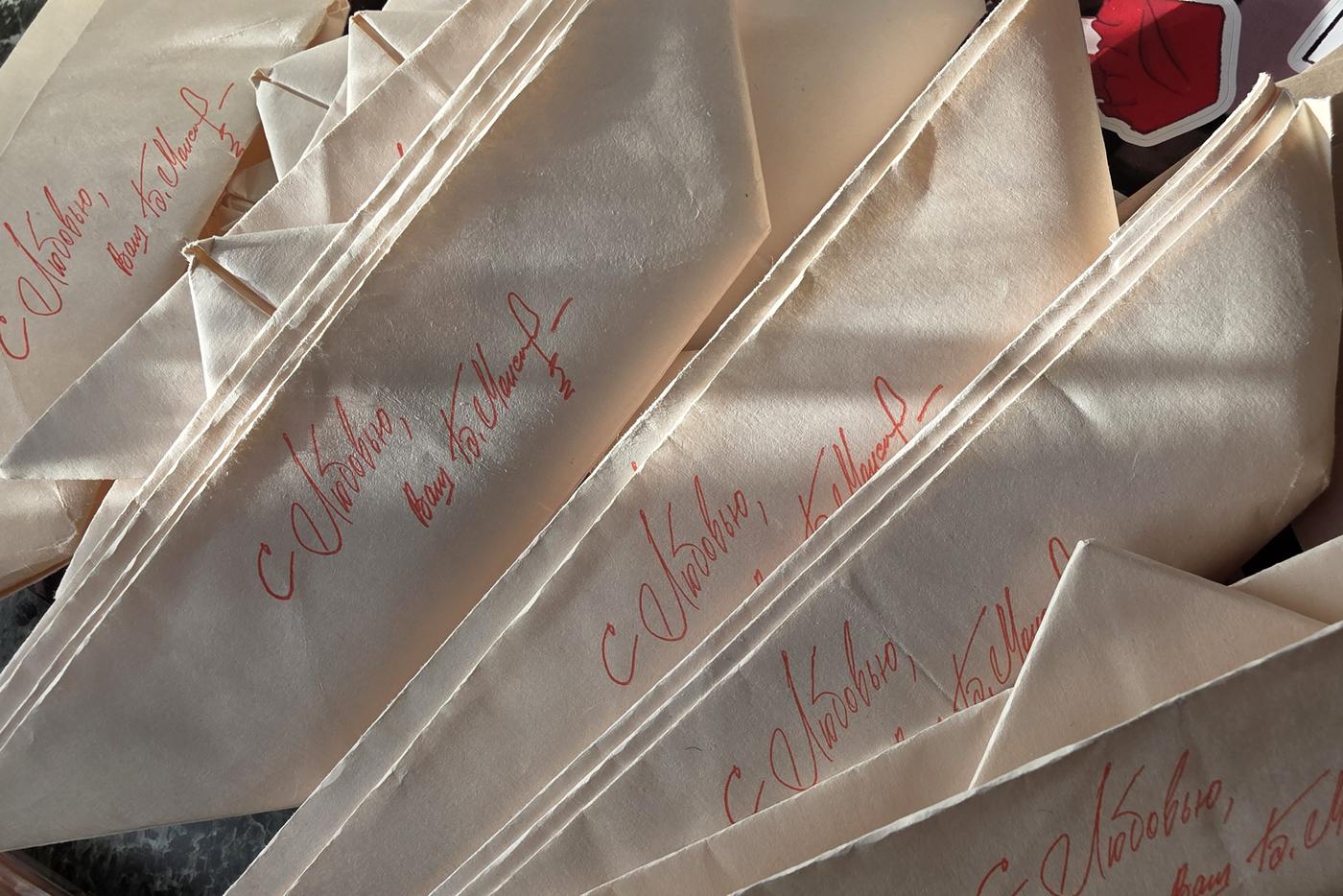 Бумажные кораблики с афтографом Бориса Моисеева.