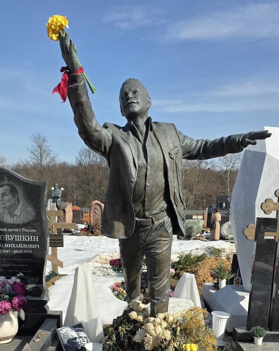 Памятник Борису Моисеву на Троекуровском кладбище столицы.