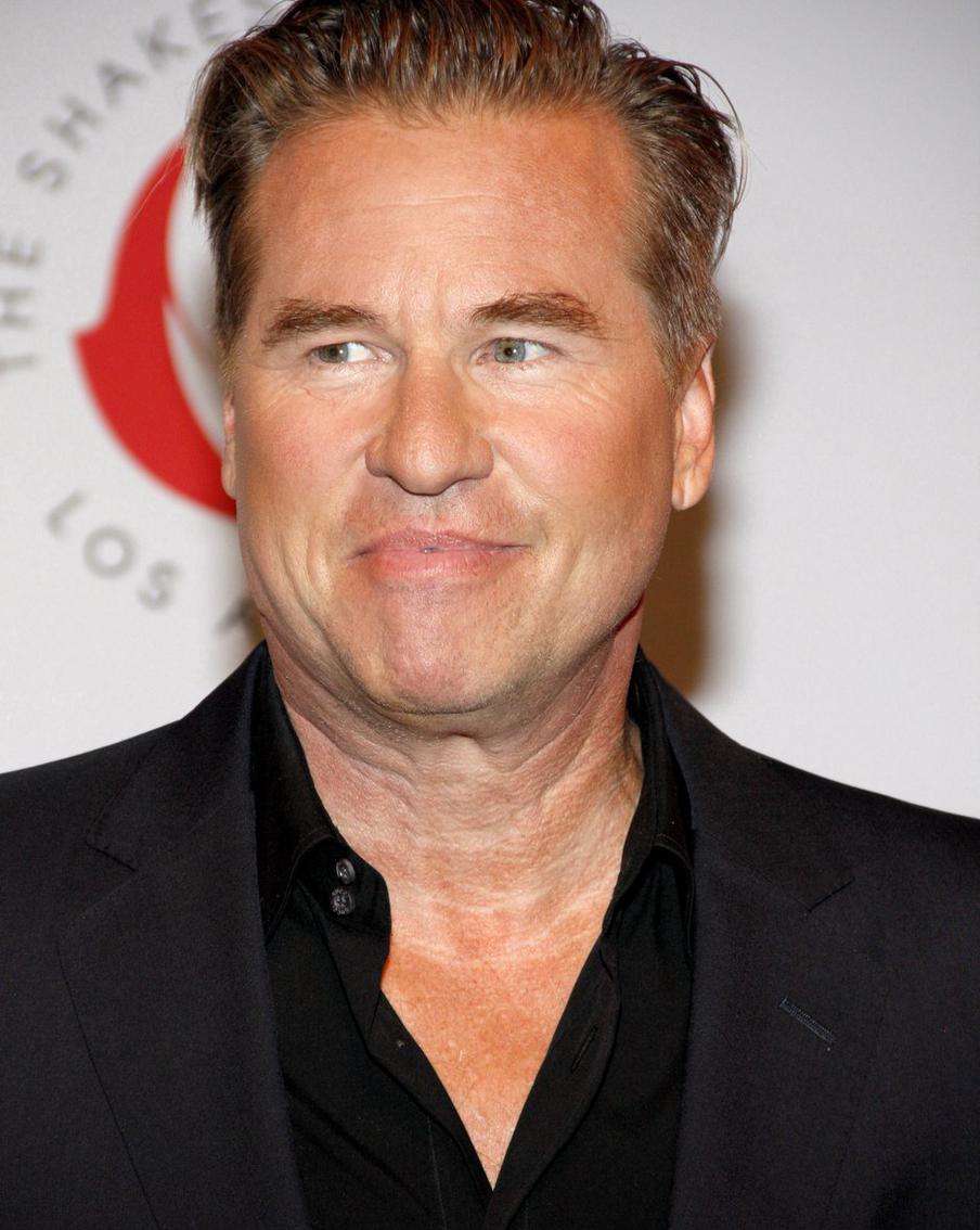 Скончавшийся год назад Вэл Килмер сыграет в фильме "Глубоко, как в могиле". При помощи искусственного интеллекта актёра вернут к работе над картиной об археологах, которые ищут раннюю цивилизацию Северной Америки