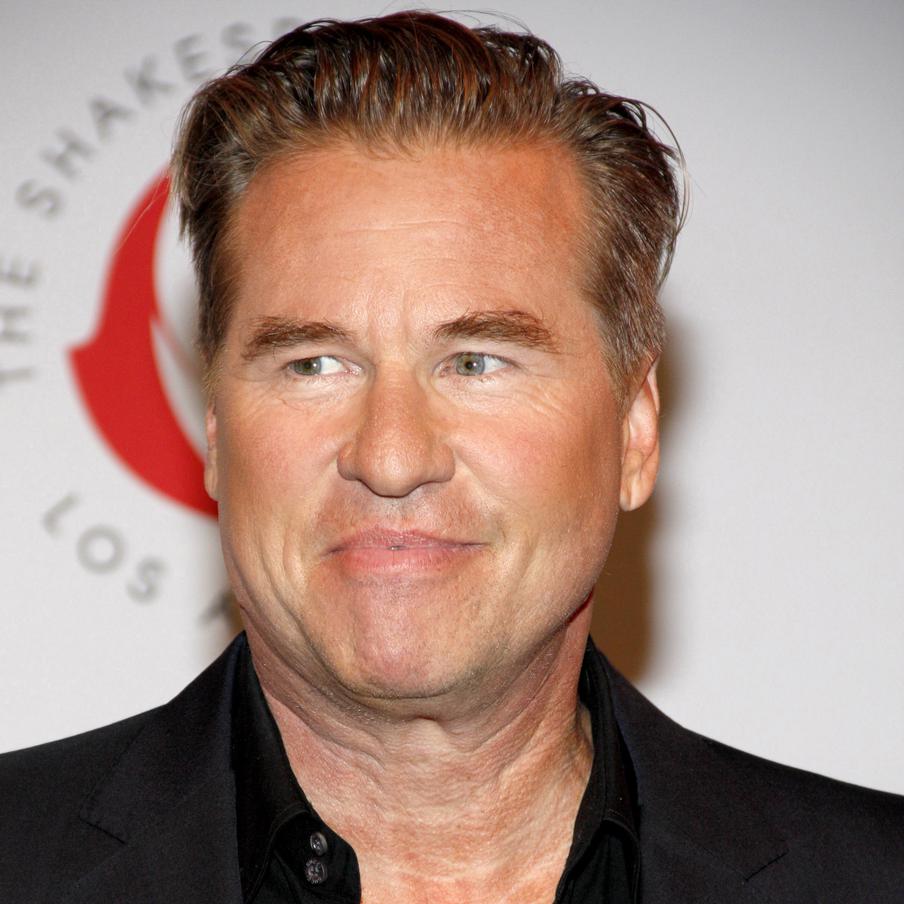 Скончавшийся год назад Вэл Килмер сыграет в фильме "Глубоко, как в могиле". При помощи искусственного интеллекта актёра вернут к работе над картиной об археологах, которые ищут раннюю цивилизацию Северной Америки