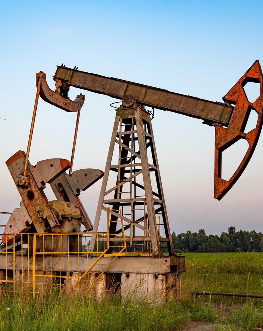 Нефть Brent снова выше 112 долларов на фоне кризиса на Ближнем Востоке. Мировые цены на нефть резко пошли вверх после обострения ситуации вокруг Ормузского пролива. Стоимость Brent вновь превысила отметку 112 долларов за баррель, реагируя на перебои с поставками