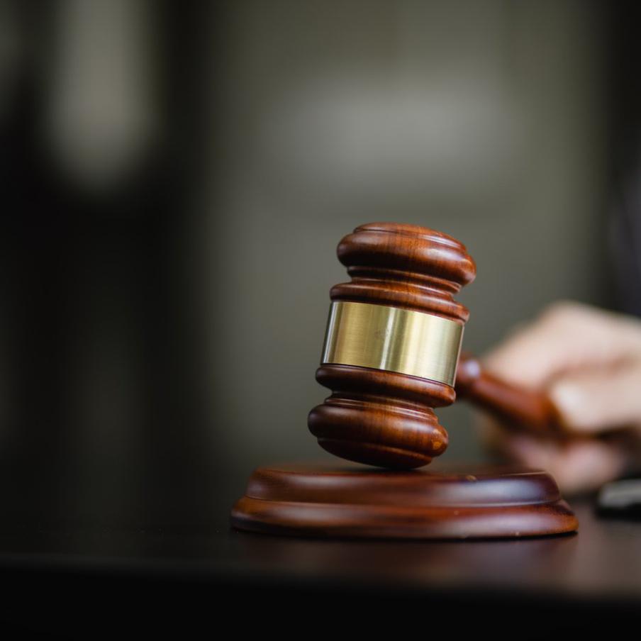 Суд приостановил спор о миллиардном имуществе Товстиков из-за экспертизы. Пресненский суд Москвы назначил психолого-психиатрическую экспертизу Елене Товстик в рамках дела о разделе имущества. Разбирательство временно остановлено до получения заключения специалистов