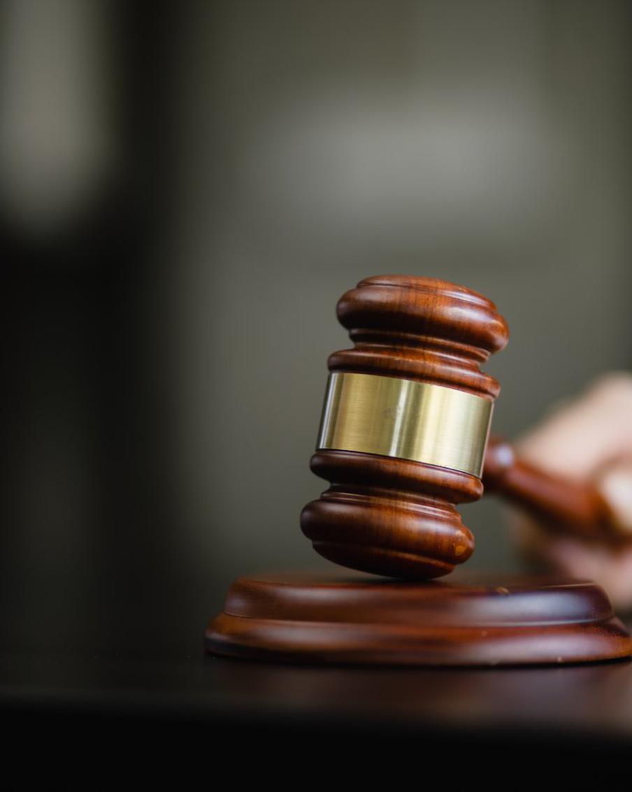 Суд приостановил спор о миллиардном имуществе Товстиков из-за экспертизы. Пресненский суд Москвы назначил психолого-психиатрическую экспертизу Елене Товстик в рамках дела о разделе имущества. Разбирательство временно остановлено до получения заключения специалистов