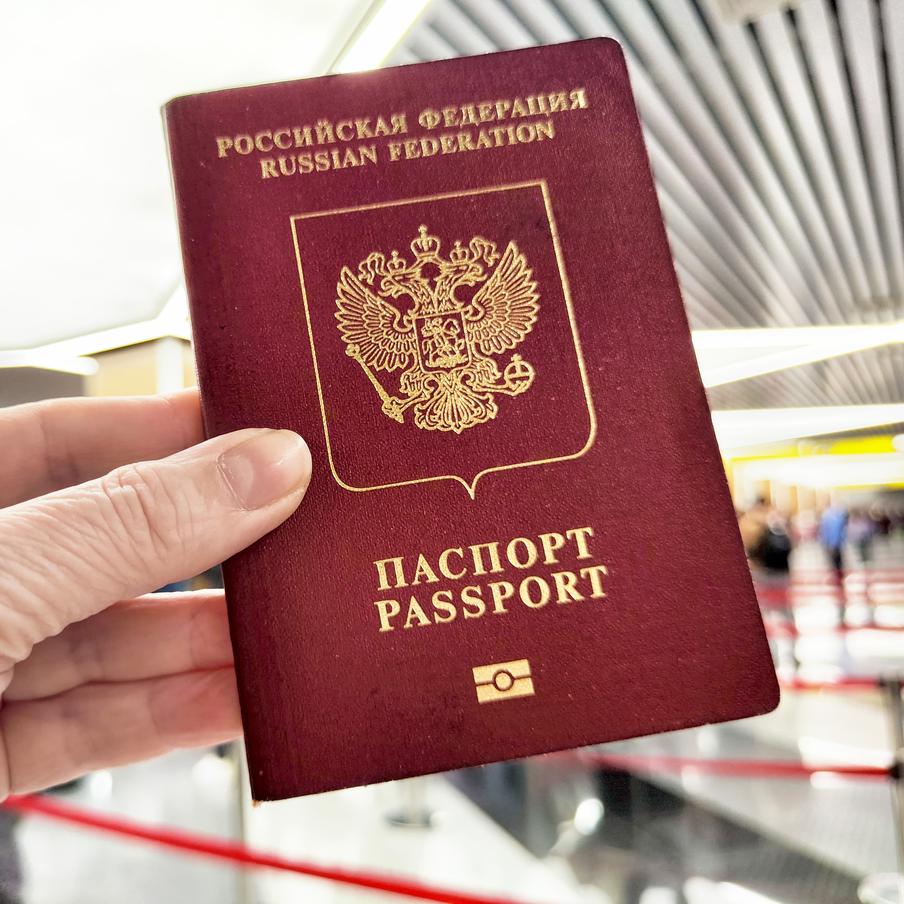 Запретов на выезд из России стало рекордно много – рост превысил 40%. Количество ограничений на выезд для должников в России резко увеличилось и достигло максимума за последние годы. На начало 2026 года действуют миллионы постановлений, ограничивающих поездки за границу