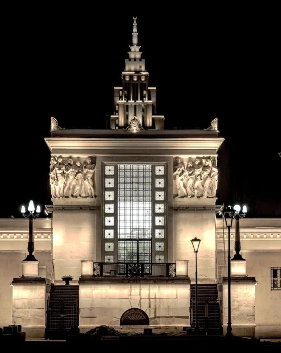 Вестибюли станций столичного метро становятся ярче и выразительнее