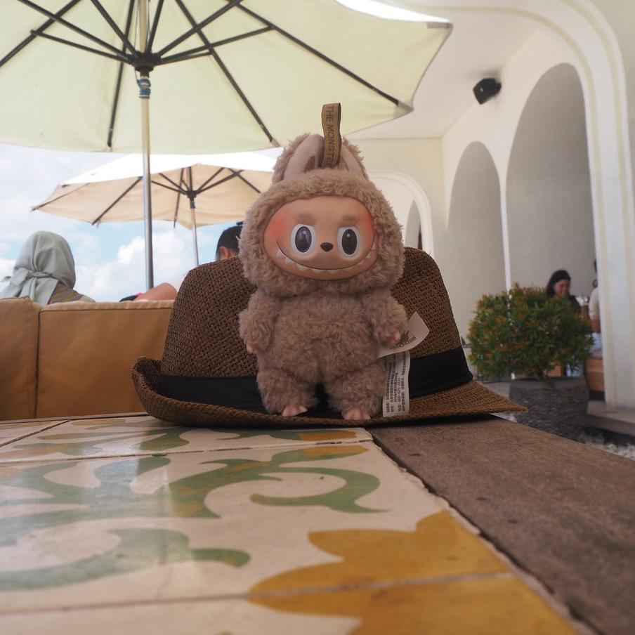 Лабубу получит свой фильм: Sony и Pop Mart снимут кино про игрушечного монстра. Создатели "Паддингтона" и "Вонки" возьмутся за историю популярнейшего во всём мире персонажа. Режиссёр Пол Кинг объединит живые съёмки и анимацию, чтобы оживить Лабубу на большом экране