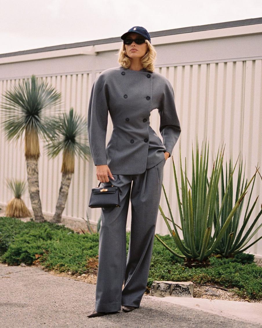 Чтобы подчеркнуть форму рукава, сочетайте такой жакет с нейтральными вещами.