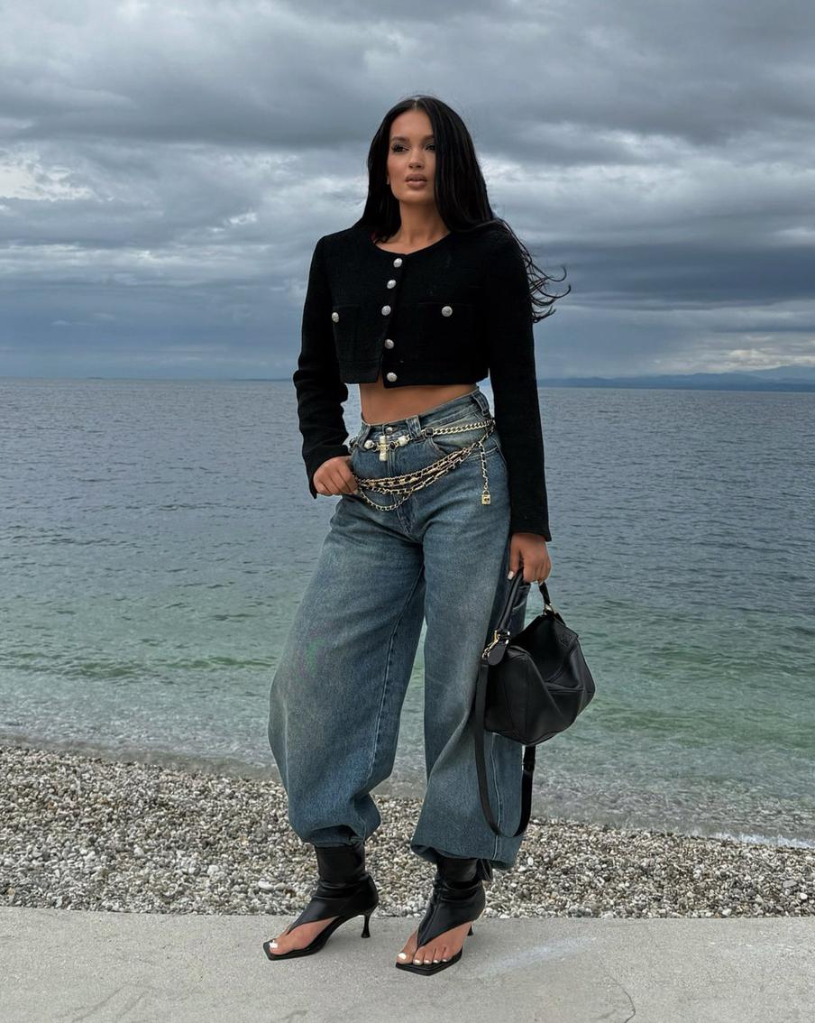 Если хотите максимально универсальный силуэт – выбирайте укороченный.