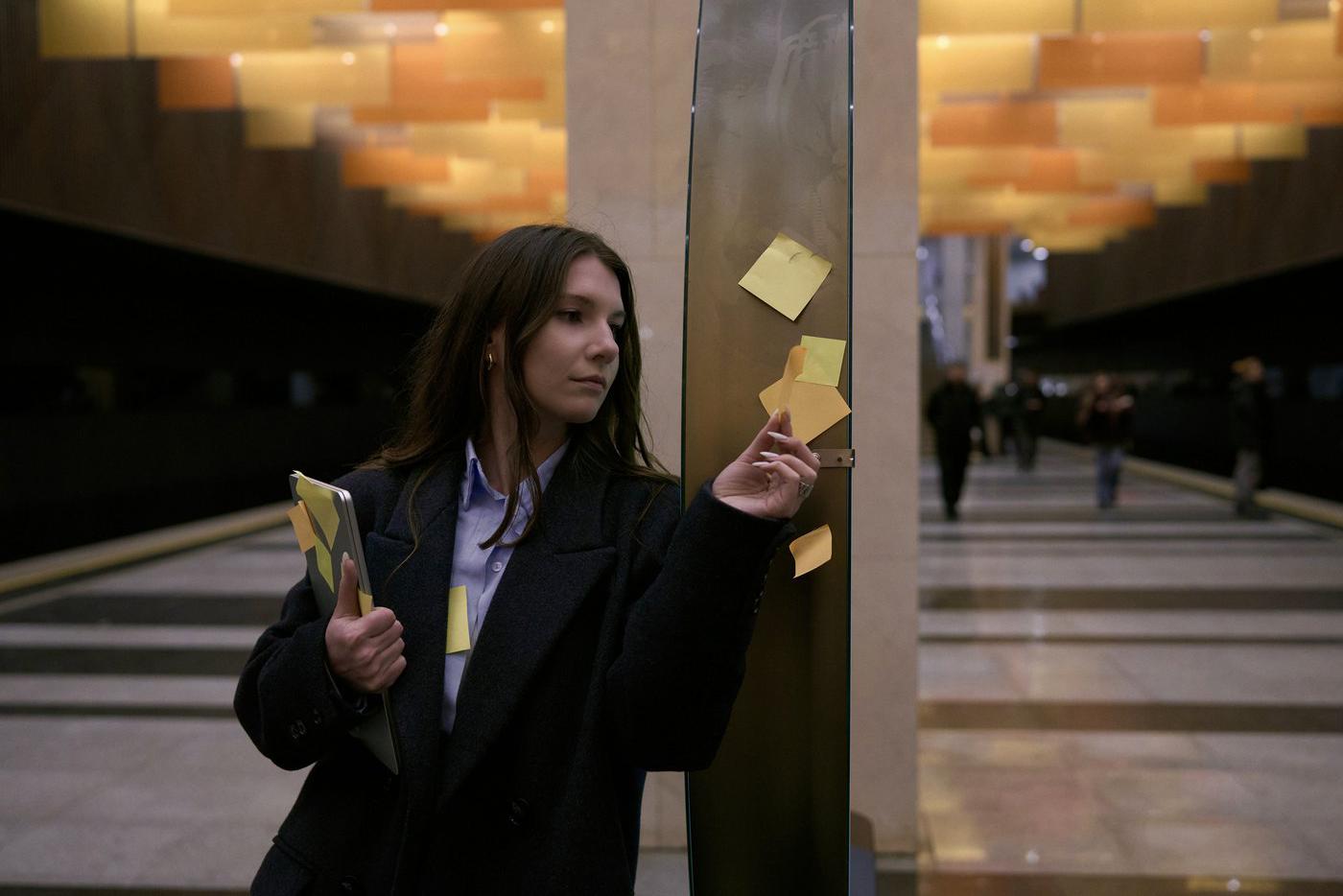 По изначальной задумке пальто модели должно было быть полностью заклеено стикерами, но держались они слабо, а ветер от проезжающих поездов окончательно их сдувал – приходилось импровизировать и клеить стикеры вокруг себя.