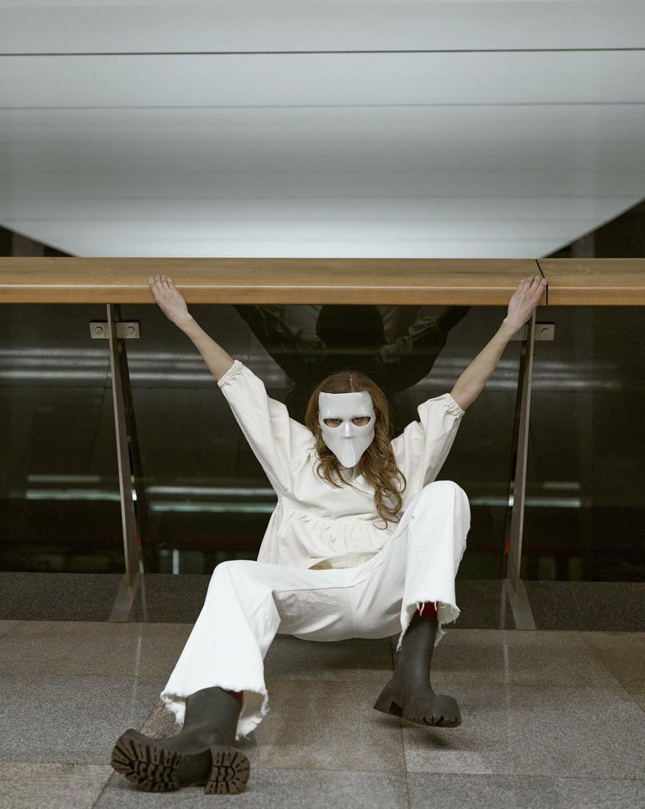 На загадочной монохромной станции обитает актёр – что у него под маской, никто не знает.