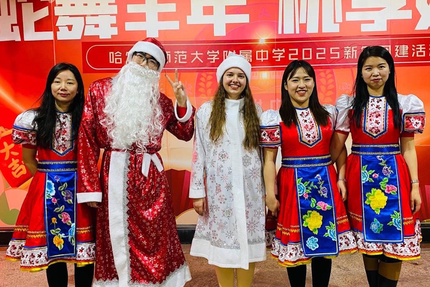 Новый год по-русски очень понравился харбинским школьникам. Наталья – третья слева. 